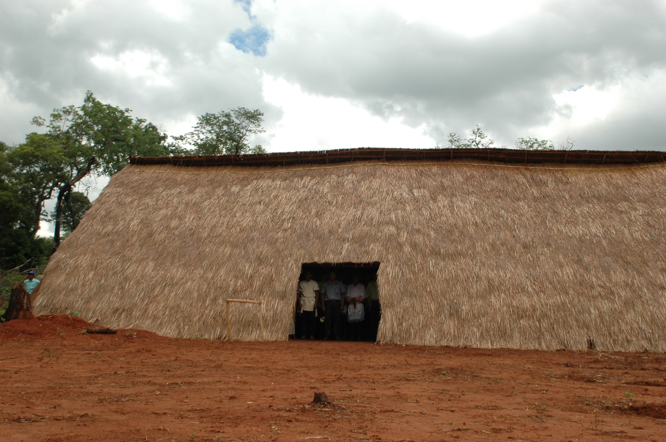 Óga jekutu. Casa ceremonial paĩ tavyterã, guarani. Fotografía: Rocío Ortega. Jaguati, Departamento de Amambay. 2011.