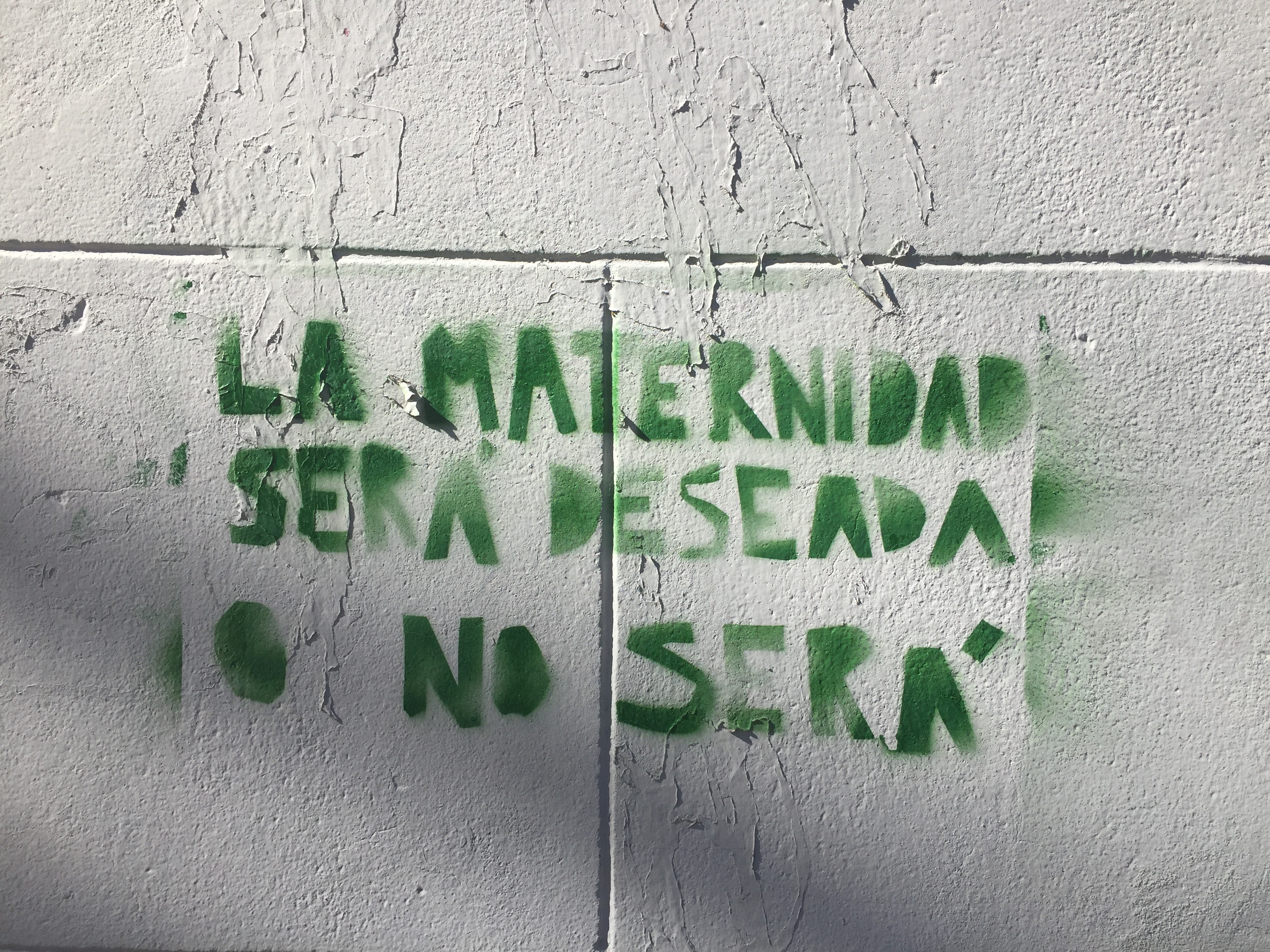 Figuras 3 y 4. Grafitis alusivos a la campaña por la despenalización del aborto, Buenos Aires, agosto de 2018. 