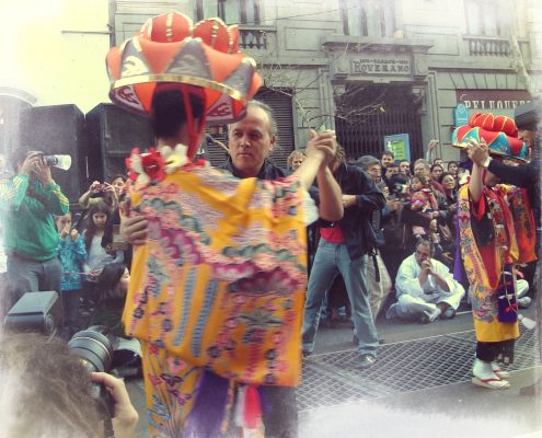 "Buyou y Tango. Baile inter-cultural en el Centenario Okinawense en Argentina (2008)".