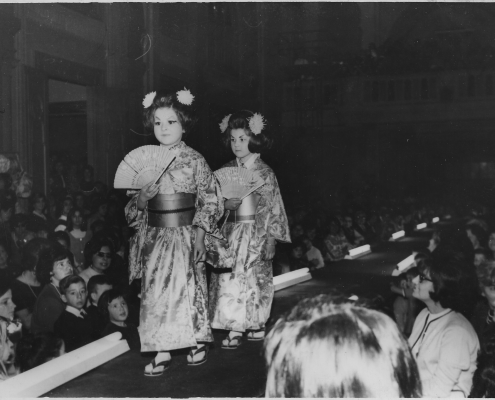 Las mellizas desfilando en la Sociedad Sirio-Libanesa de Tucumán. 19/9/1965.